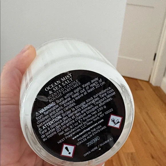 NEST Fragrances Ocean Mist & Sea Salt Candle - Black and Blue - Picture 4 of 4